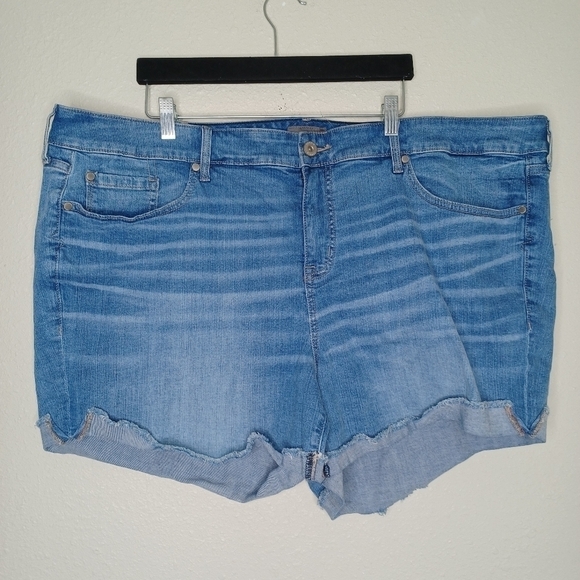 Torrid Light Wash Raw Hem Cuffed Jean Shorts Plus Size 28 - Picture 1 of 4